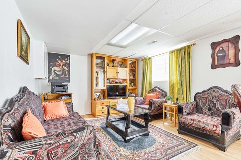 Photo 33 at 40 Farmview Crescent, Henry Farm, Toronto