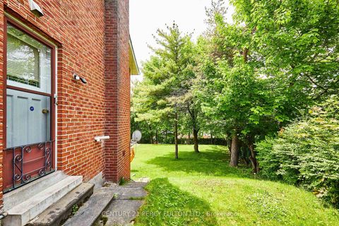Photo 35 at 40 Farmview Crescent, Henry Farm, Toronto