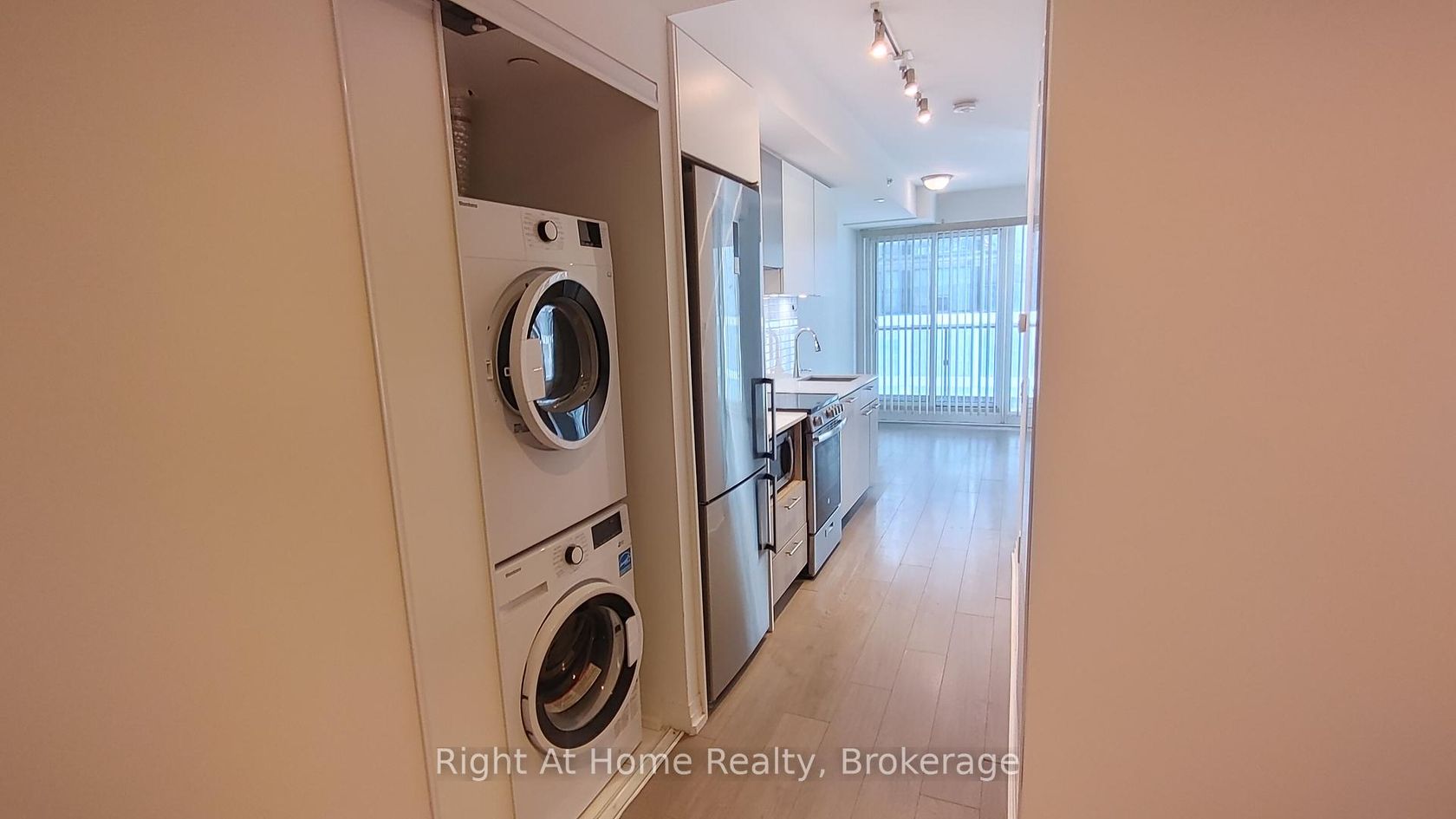 1818 - 251 Jarvis Street, Yonge Corridor, Toronto by Loree Meneguzzi Real Estate 1818 - 251 Jarvis Street, Yonge Corridor, Toronto