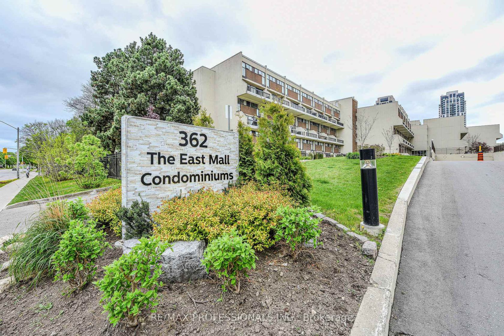302 - 362 The East Mall, City Centre West, Toronto by Loree Meneguzzi Real Estate 302 - 362 The East Mall, City Centre West, Toronto