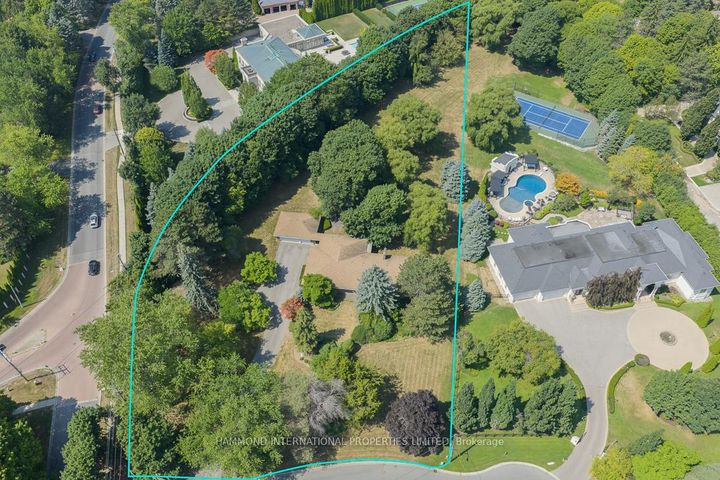 Photo 1 at 2 Bridle Heath Gate, York Mills, Toronto