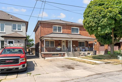 Photo 1 at 32 Chamberlain Avenue, Belgravia, Toronto