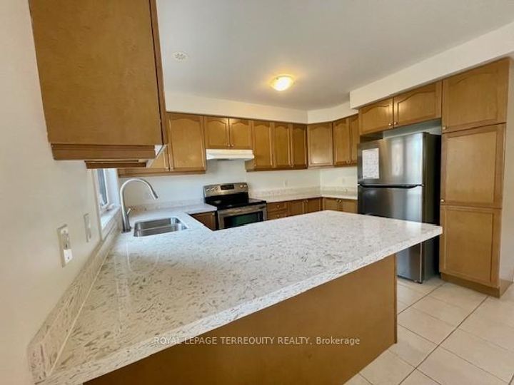 Photo 9 at 11 Signature Lane, Northwest Brampton, Brampton