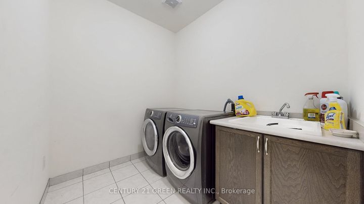 Photo 32 at 30 Canary Close, Credit Valley, Brampton
