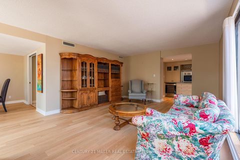 Photo 7 at 710 - 100 Lakeshore Road E, OO Old Oakville, Oakville