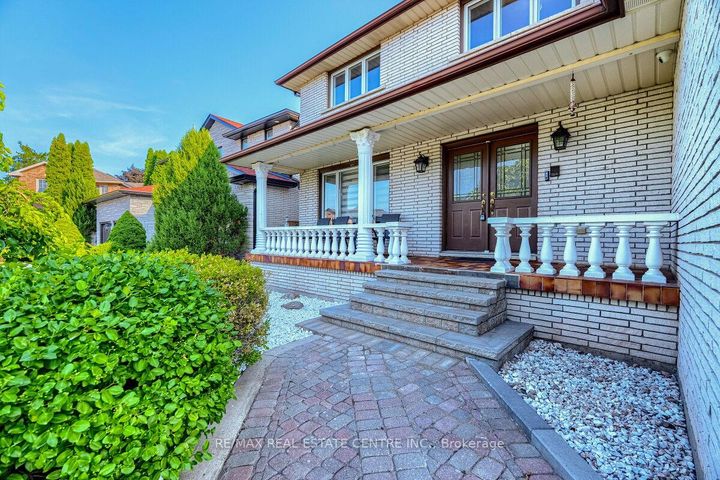 Photo 2 at 16 Vogue Court, Stoney Creek, Hamilton