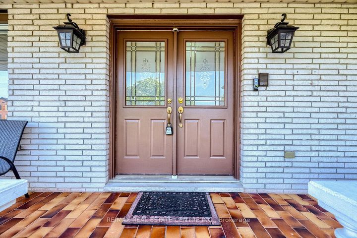 Photo 3 at 16 Vogue Court, Stoney Creek, Hamilton