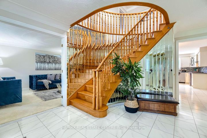 Photo 4 at 16 Vogue Court, Stoney Creek, Hamilton