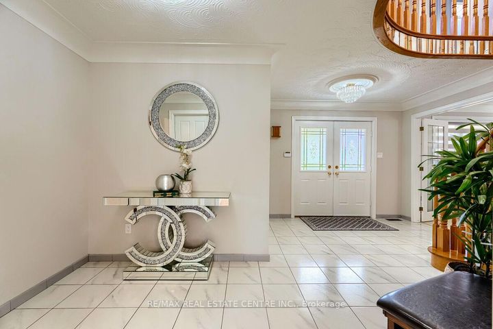 Photo 5 at 16 Vogue Court, Stoney Creek, Hamilton