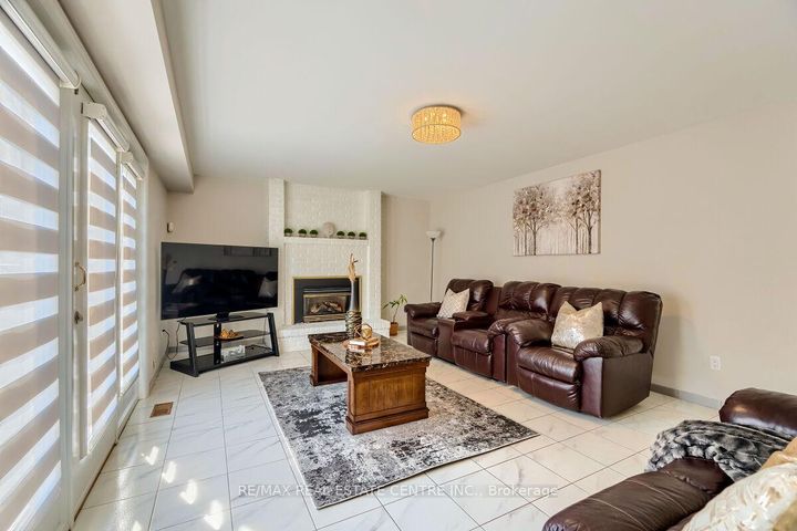 Photo 10 at 16 Vogue Court, Stoney Creek, Hamilton