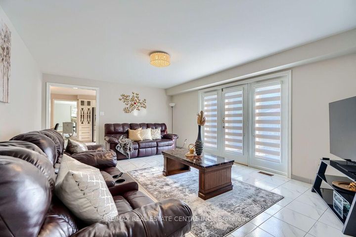 Photo 11 at 16 Vogue Court, Stoney Creek, Hamilton