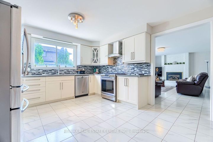 Photo 14 at 16 Vogue Court, Stoney Creek, Hamilton