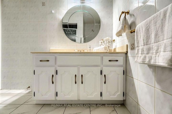 Photo 15 at 16 Vogue Court, Stoney Creek, Hamilton