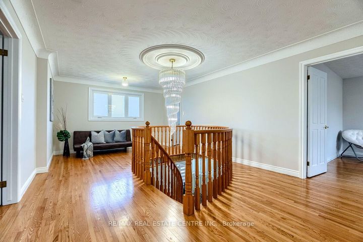 Photo 17 at 16 Vogue Court, Stoney Creek, Hamilton