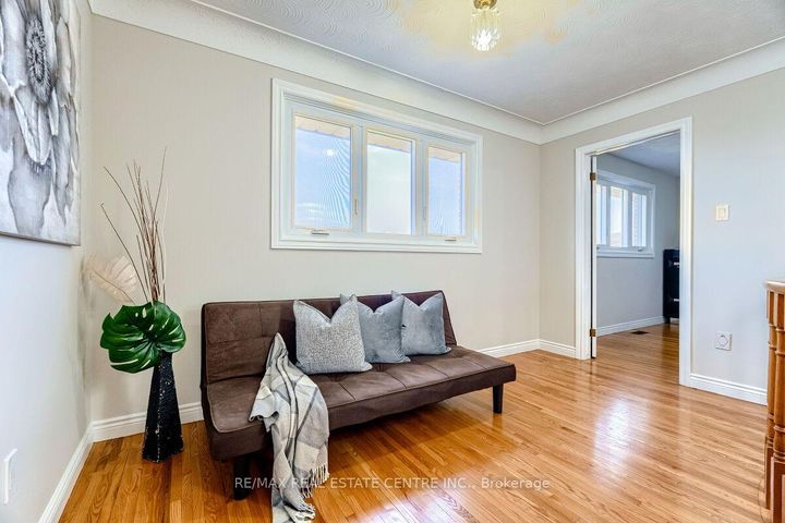 Photo 18 at 16 Vogue Court, Stoney Creek, Hamilton