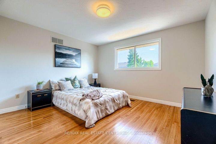 Photo 24 at 16 Vogue Court, Stoney Creek, Hamilton