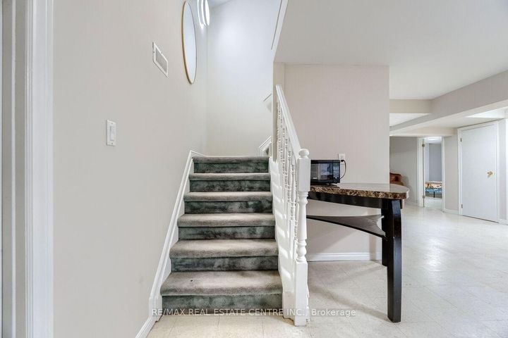 Photo 28 at 16 Vogue Court, Stoney Creek, Hamilton