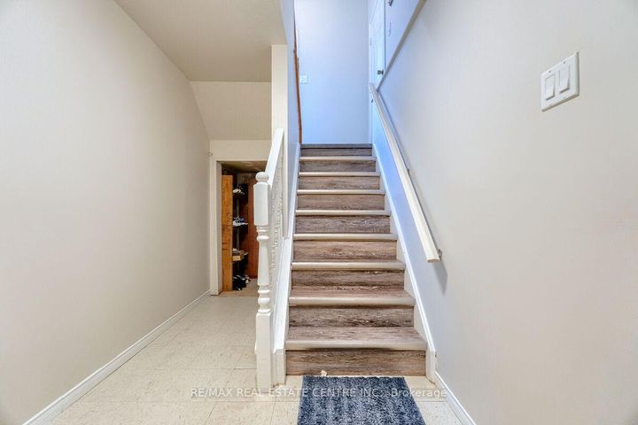 Photo 29 at 16 Vogue Court, Stoney Creek, Hamilton