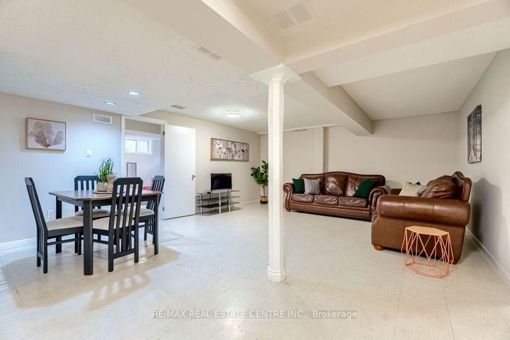 Photo 31 at 16 Vogue Court, Stoney Creek, Hamilton