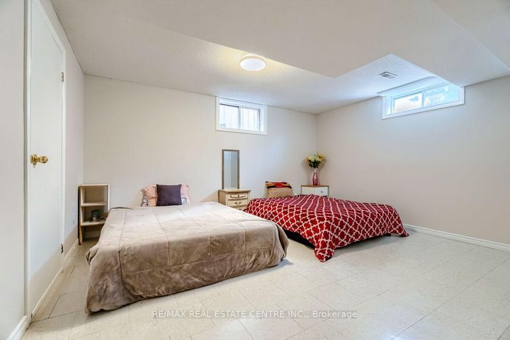 Photo 34 at 16 Vogue Court, Stoney Creek, Hamilton