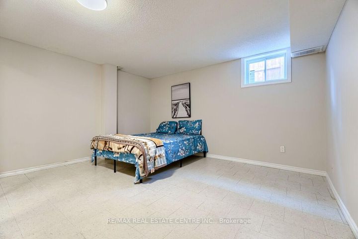 Photo 35 at 16 Vogue Court, Stoney Creek, Hamilton