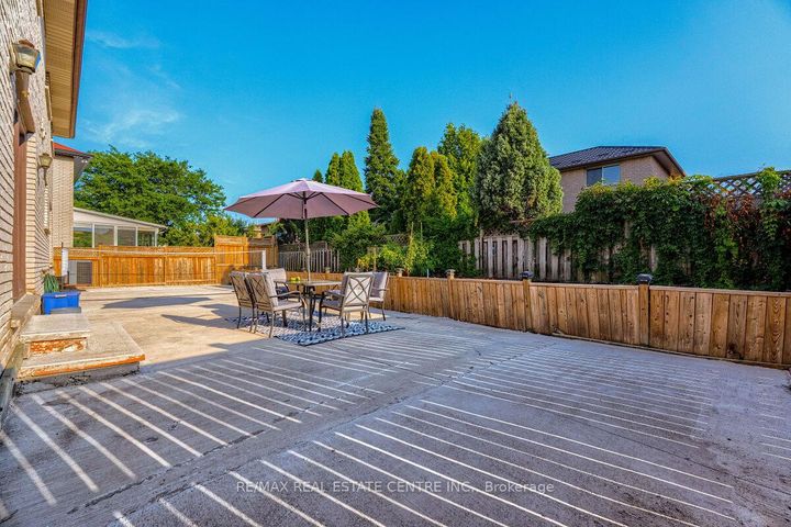 Photo 37 at 16 Vogue Court, Stoney Creek, Hamilton