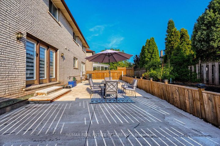 Photo 38 at 16 Vogue Court, Stoney Creek, Hamilton