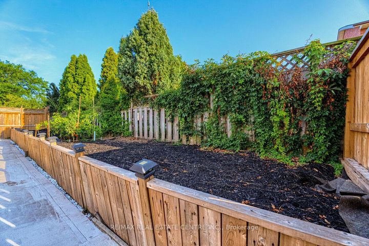 Photo 39 at 16 Vogue Court, Stoney Creek, Hamilton