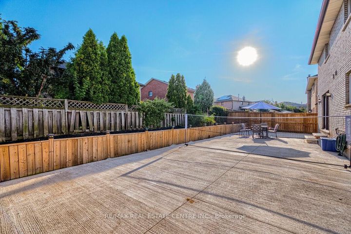 Photo 40 at 16 Vogue Court, Stoney Creek, Hamilton