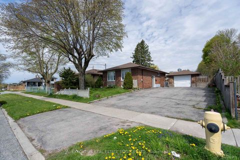 Photo 2 at 32 Brimorton Drive, Bendale, Toronto