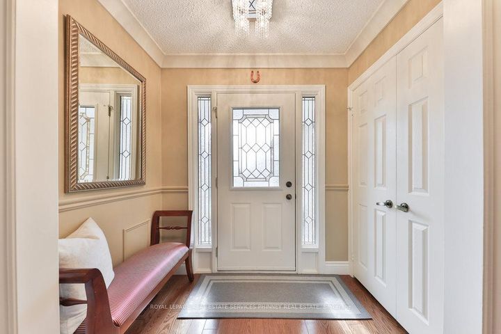 Photo 4 at 2289 Beejay Court, Streetsville, Mississauga