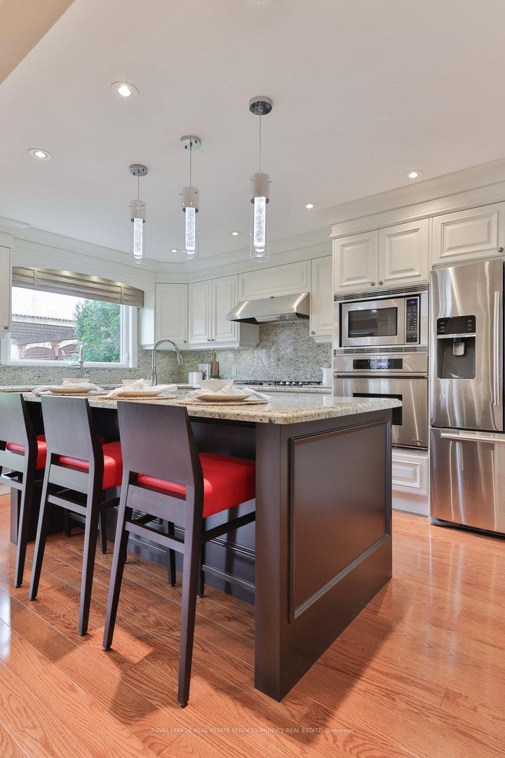 Photo 7 at 2289 Beejay Court, Streetsville, Mississauga