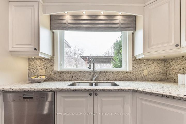Photo 8 at 2289 Beejay Court, Streetsville, Mississauga