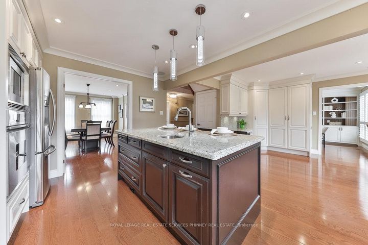 Photo 9 at 2289 Beejay Court, Streetsville, Mississauga