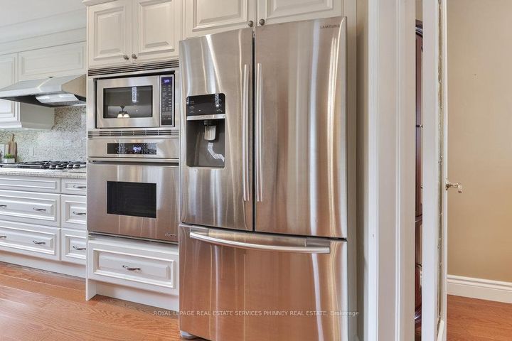 Photo 12 at 2289 Beejay Court, Streetsville, Mississauga