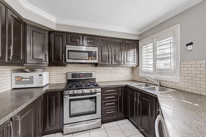 Photo 11 at 5930 Bassinger Place, Churchill Meadows, Mississauga