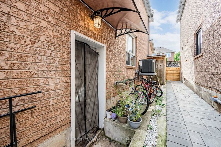 Photo 32 at 5930 Bassinger Place, Churchill Meadows, Mississauga