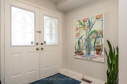 Photo 2 at 125 Colle Melito Way, Sonoma Heights, Vaughan