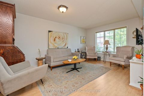 Photo 5 at 125 Colle Melito Way, Sonoma Heights, Vaughan