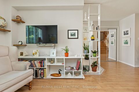 Photo 7 at 125 Colle Melito Way, Sonoma Heights, Vaughan