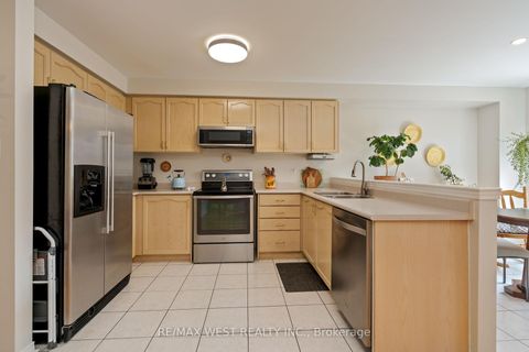 Photo 9 at 125 Colle Melito Way, Sonoma Heights, Vaughan