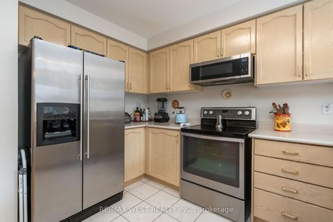 Photo 10 at 125 Colle Melito Way, Sonoma Heights, Vaughan