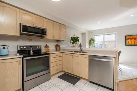 Photo 11 at 125 Colle Melito Way, Sonoma Heights, Vaughan