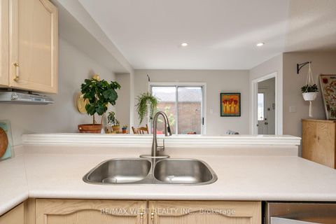 Photo 12 at 125 Colle Melito Way, Sonoma Heights, Vaughan