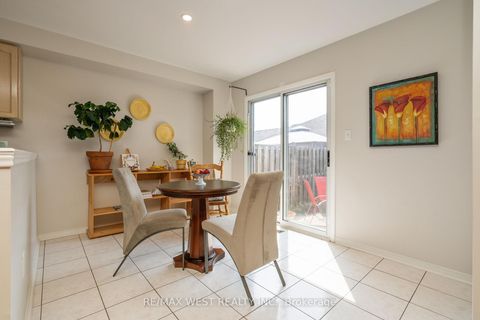 Photo 13 at 125 Colle Melito Way, Sonoma Heights, Vaughan