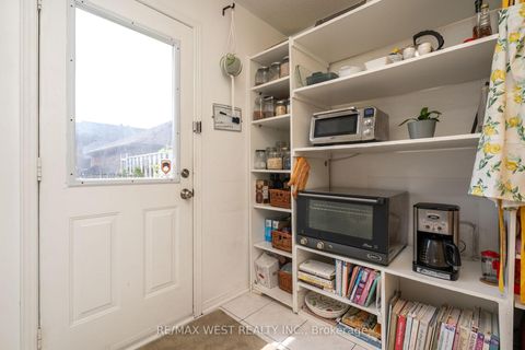 Photo 14 at 125 Colle Melito Way, Sonoma Heights, Vaughan
