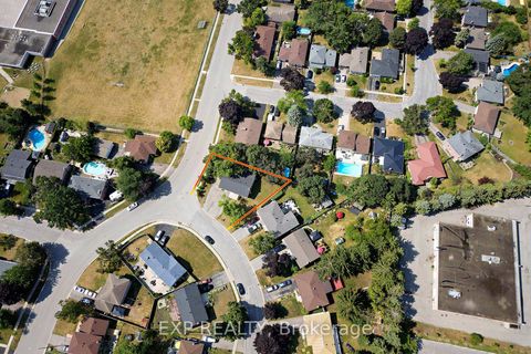 Photo 1 at 2 Roslyn Road, Wellington, Barrie