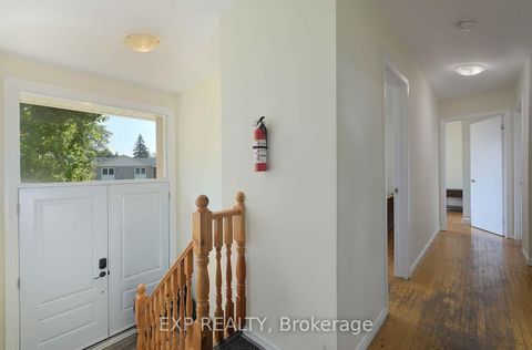 Photo 3 at 2 Roslyn Road, Wellington, Barrie Photo 3 at 2 Roslyn Road, Wellington, Barrie