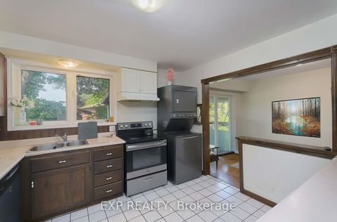 Photo 8 at 2 Roslyn Road, Wellington, Barrie Photo 8 at 2 Roslyn Road, Wellington, Barrie