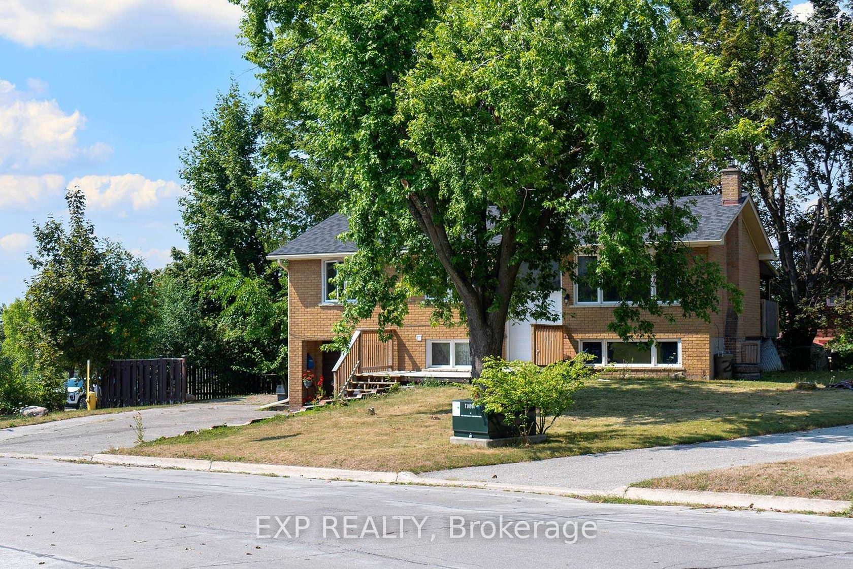 2 Roslyn Road, Wellington, Barrie photo 3 2 Roslyn Road, Wellington, Barrie photo 3